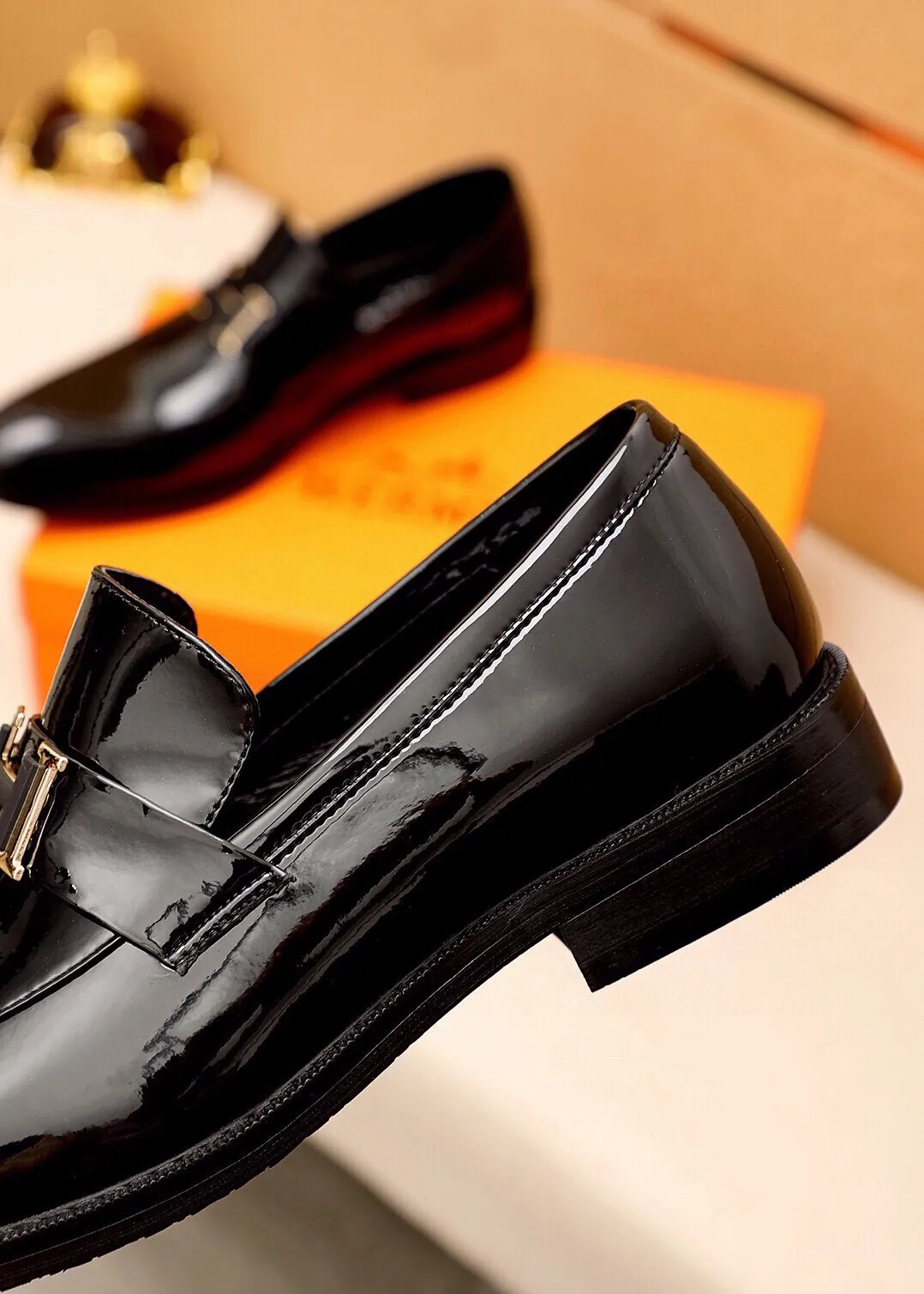 Men's shoes 💰460 💐 Product trademark: HERMES "Hermès" casual leather shoes Regular size: 38-44 (45🉑️customized) Product materials: Selected imported first-layer open edge bead upper + classic hardware buckle, imported water-dyed 🐂 cowhide lining. Strong three-dimensional visual effect, combined outsole Color: 2⃣️colors available
